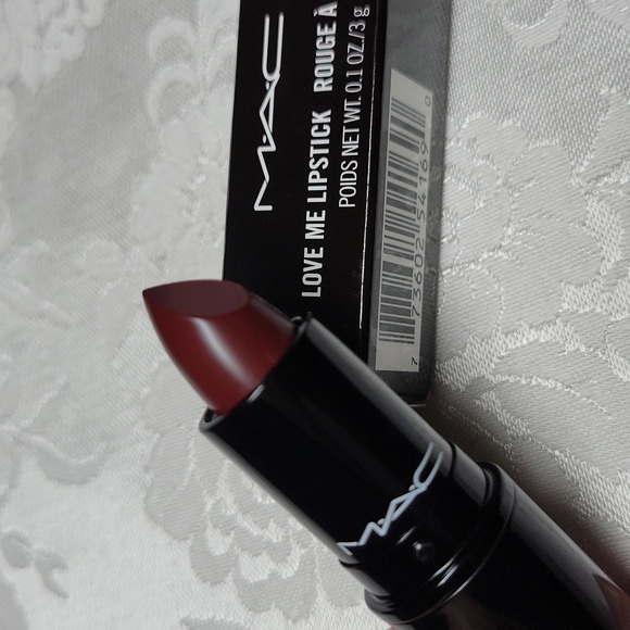 MAC Love Me Lipstick, #410 "La Femme" - Picture 2 of 9